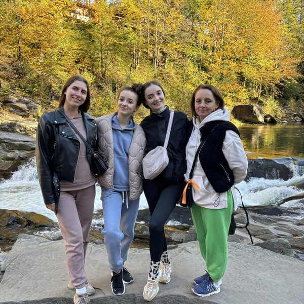 Туристки біля річки в осінніх Карпатах